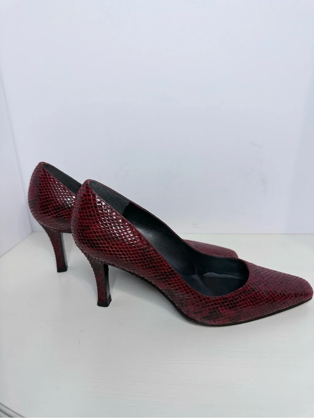 Stuart Weitzman Burgundy Wine Red Snake-Skin Embossed PointedToe Pumps Heels 9.5